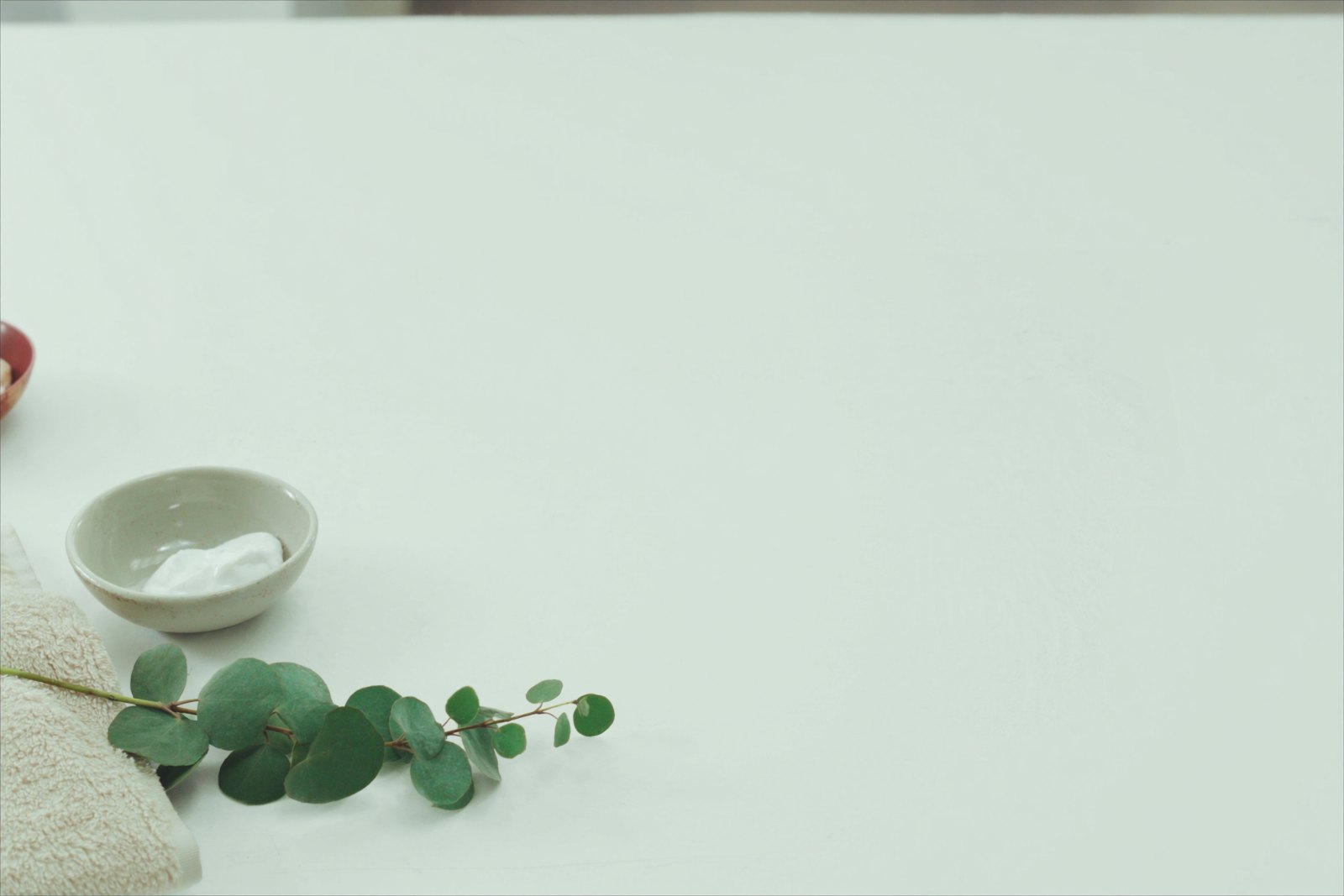 Miękkie ręczniki i ceramiczna miseczka w jasnym wnętrzu